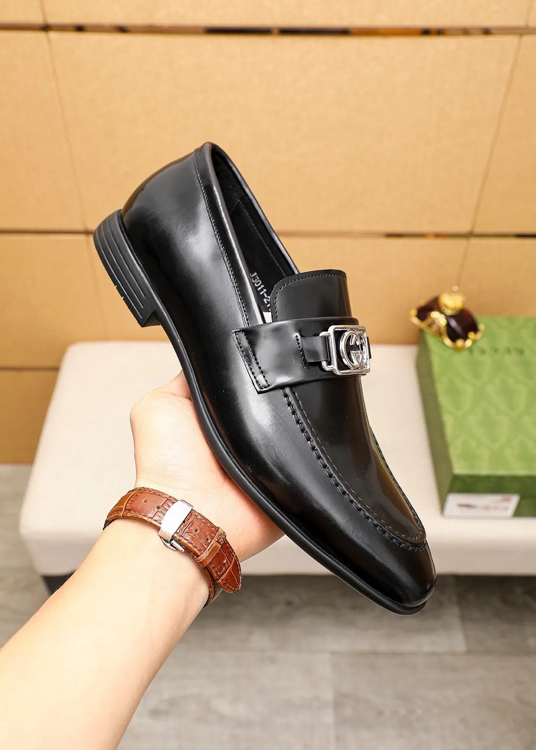 Men's shoes 💰460 💐 Product trademark: GUCCI "Gucci" casual leather shoes Regular size: 39-45 (38.45🉑️customized) Product materials: Selected imported first-layer open-edge beaded cowhide leather upper + luxury hardware buckle, imported cowhide leather lining. Strong three-dimensional visual effect, rubber outsole Color: 1⃣️color optional